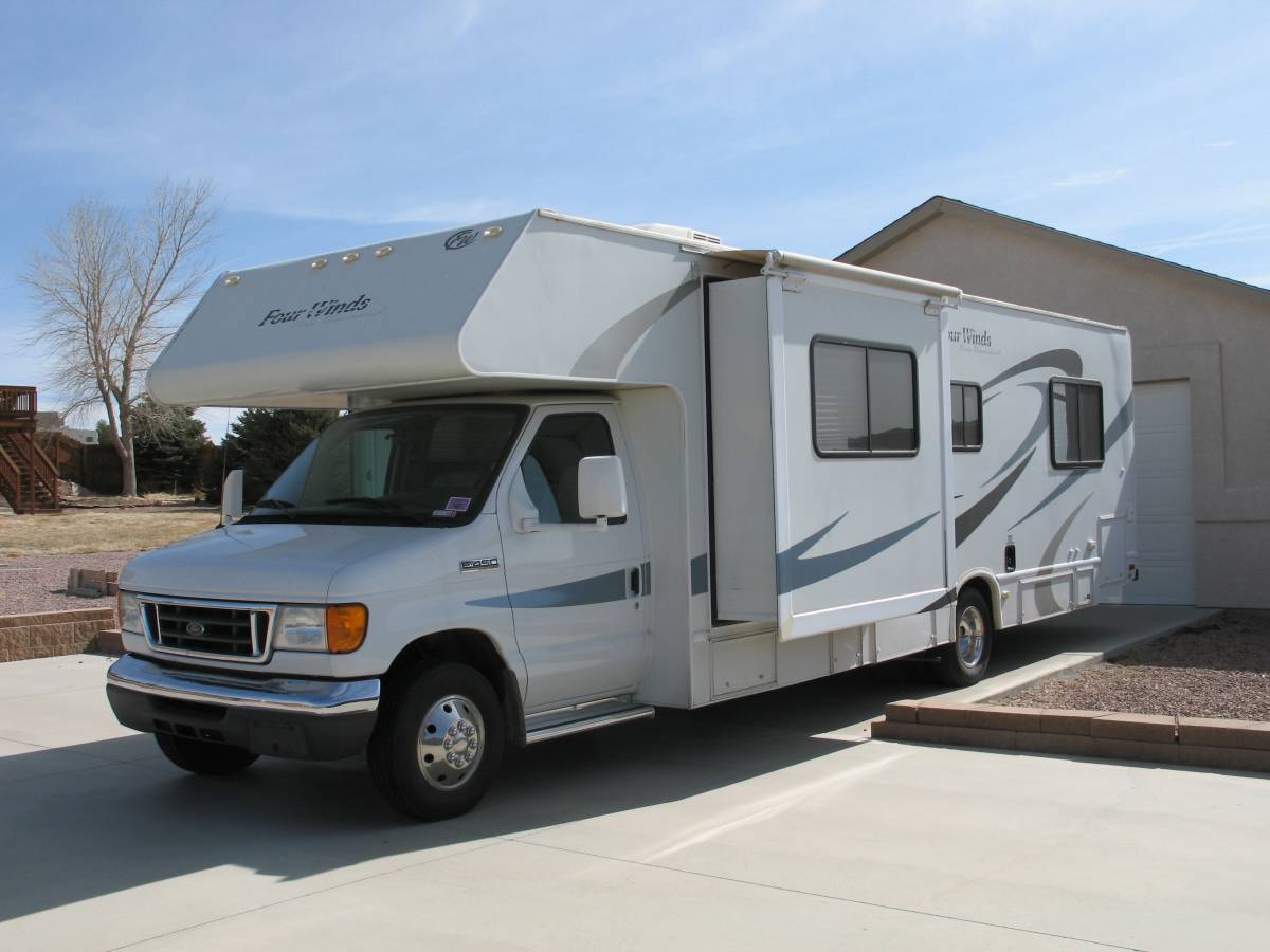 2007 Ford Fourwinds 5000 w/slides RV Rental