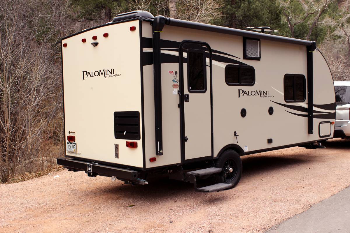who manufactures palomino travel trailers
